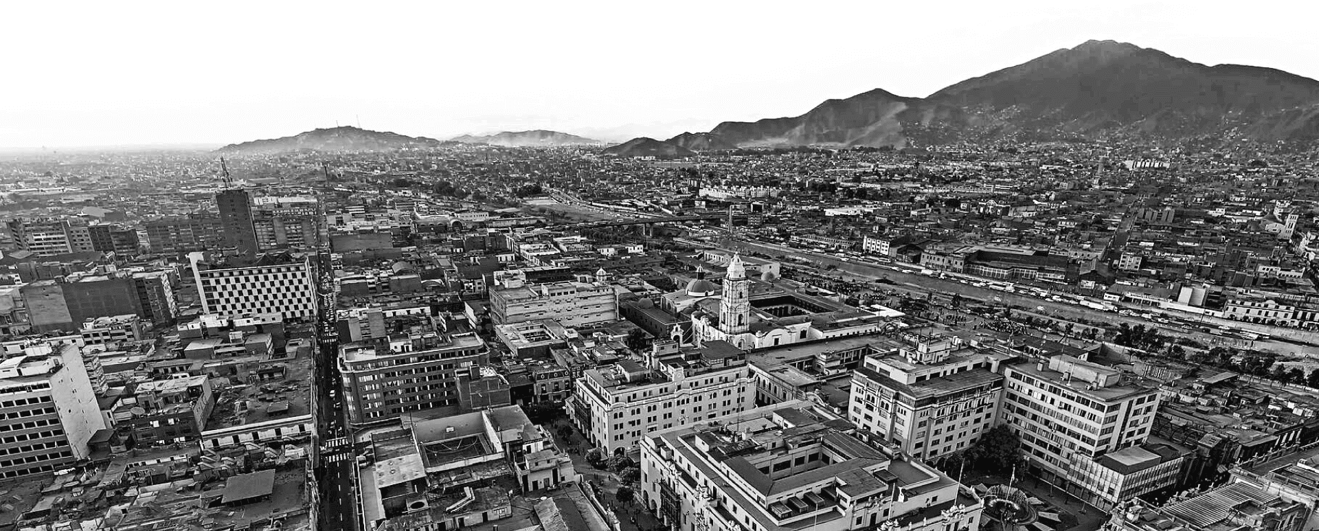 Centro de Lima con cerro de fondo en blanco y negro