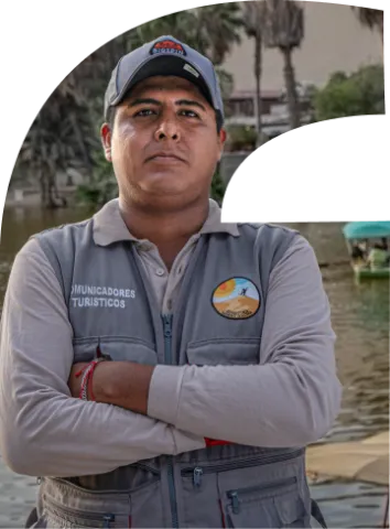 Guía turístico hombre mirando al frente con los brazos cruzados